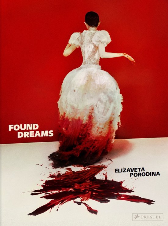 Vrouw in een witte jurk met bloedrode vlekken aan de onderkant, tegen een rode achtergrond. Titel: FOUND DREAMS.