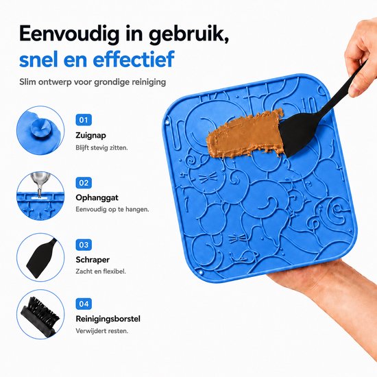 Blauwe likmat met kattenpatroon wordt opgeladen met pindakaas door een zwarte spatel.