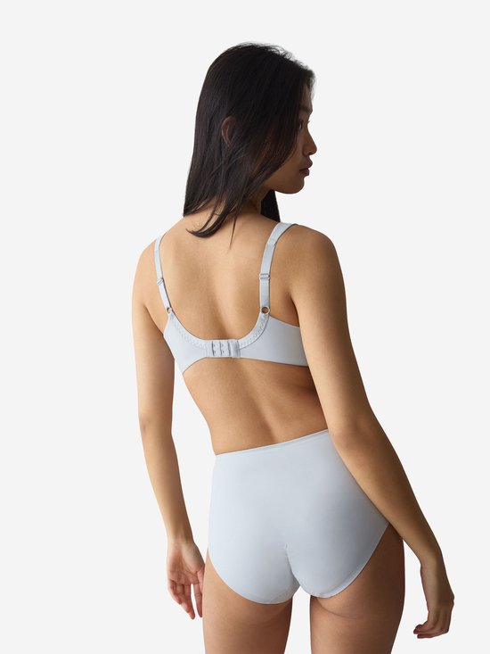 Vrouw, achterkant, in lichtblauwe beha en bijpassende slip met hoge taille.