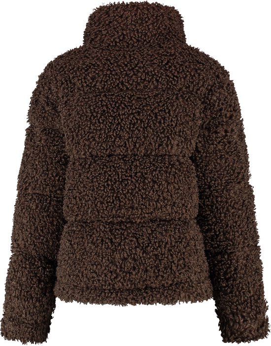 Achterkant van een donkerbruine, gewatteerde teddy jas met hoge kraag.