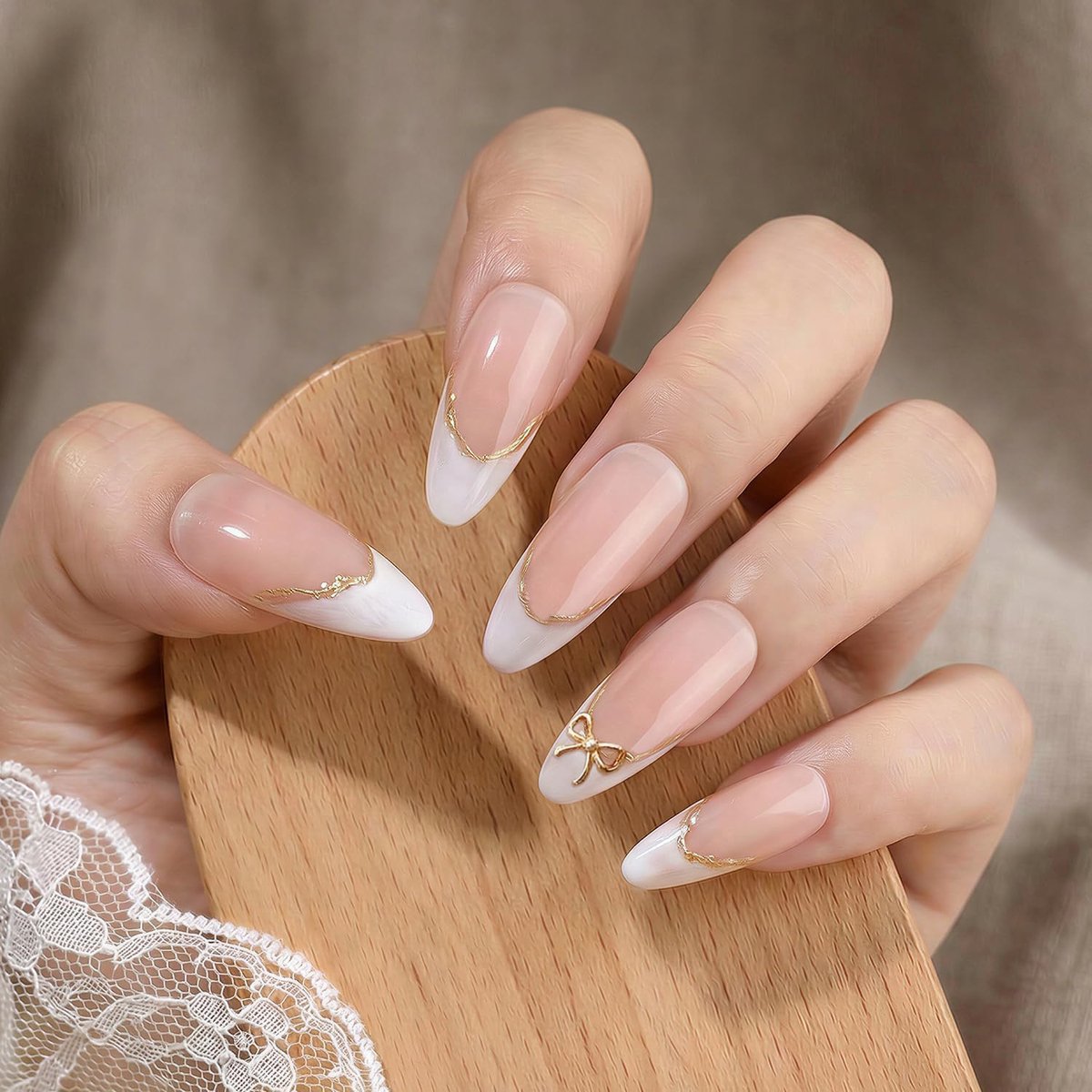 24 Stuks Nepnagels met Franse Manicure, Nude & Wit met Gouden Strik | Korte Amandelvormige Press-On Nagels voor Dames, Bruiloft & Speciale Gelegenheid