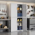 Grijze metalen archiefkast met open deuren in een garage-omgeving, naast een werkbank en gereedschapswand. Gevuld met spuitbussen, gereedschapskoffers en opbergbakken.
