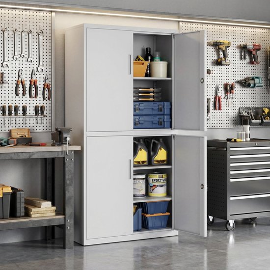 Grijze metalen archiefkast met open deuren in een garage-omgeving, naast een werkbank en gereedschapswand. Gevuld met spuitbussen, gereedschapskoffers en opbergbakken.