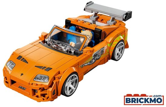 Oranje LEGO Toyota Supra MK4 met spoiler, bestuurder en groene graphics, vanuit een schuin vooraanzicht.