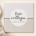 Invulboek met de tekst "Beste collega, bedankt voor je inzet!" in een cirkel op een gestreepte, beige omslag.