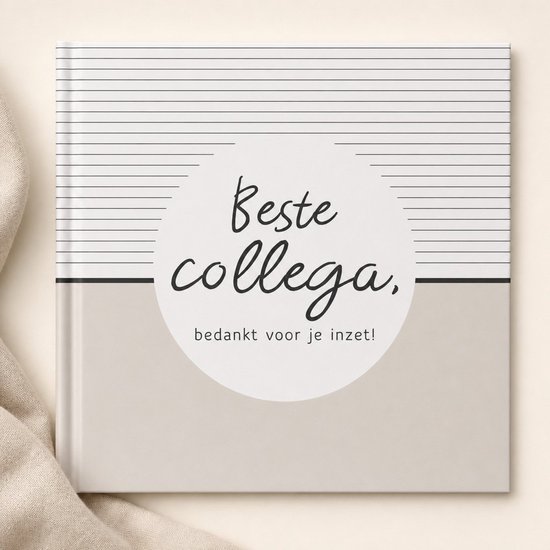 Invulboek met de tekst "Beste collega, bedankt voor je inzet!" in een cirkel op een gestreepte, beige omslag.