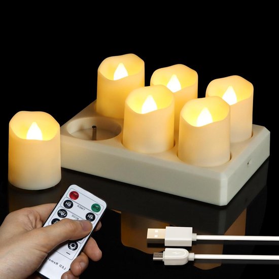 Set van 6 witte LED-kaarsen op een crème-kleurige oplaadbasis, met een afstandsbediening en USB-kabels.