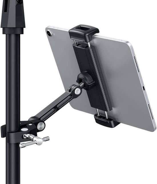 Zwarte tabletklem aan een metalen arm, bevestigd aan een microfoonstandaard.