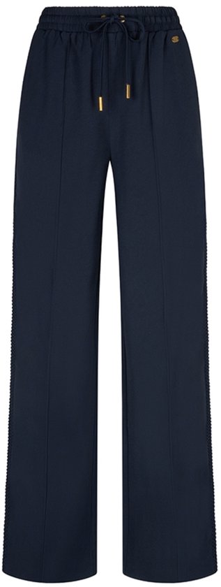 Donkerblauwe pantalon met rijgkoord, sierstiksels aan de zijkant en goudkleurige details.