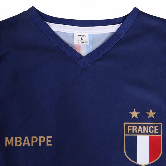 Détail du col d'un maillot de football bleu marine avec étiquette FR.