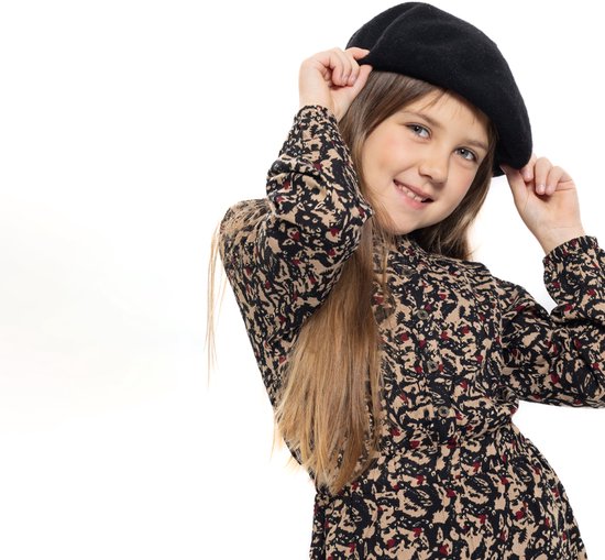 Meisje met lange blonde haren in beige, zwart en rode jurk. Zwarte baret.