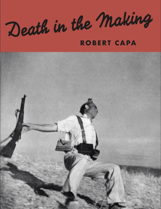 Titel: Death in the Making door Robert Capa. Een soldaat met een geweer valt voorover op een heuvel.