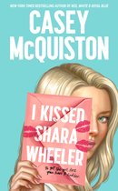 Boekomslag met "I Kissed Shara Wheeler" in witte letters, een roze envelop met lippenstiftkusjes en een deel van een blondine met blauwe ogen.