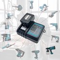 Een Makita 18V Li-ion acculader met een zwarte en blauwe Makita batterij. Rondom staan diverse Makita gereedschappen.