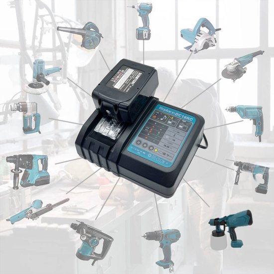 Een Makita 18V Li-ion acculader met een zwarte en blauwe Makita batterij. Rondom staan diverse Makita gereedschappen.