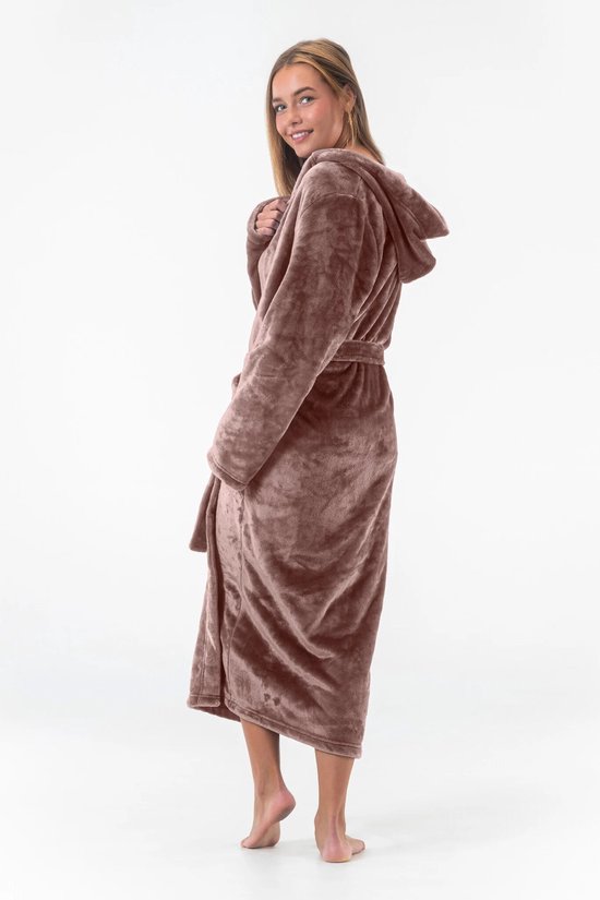 Femme en peignoir marron en polaire avec capuche, debout, vue de dos.