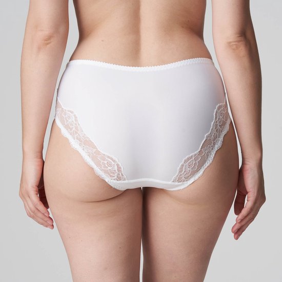 Witte slip met kanten randen op de billen en een gladde achterkant.