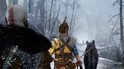 Kratos en Atreus lopen met een hond door een besneeuwd bos.