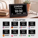 Digitale klok met "ZONDAG OCHTEND 10:32 18 JANUARI 2026" en 8 taalopties met vlaggen.