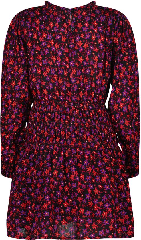 Achterkant van een rood en paars gebloemde jurk met een gesmokte taille en knoopsluiting bij de hals.