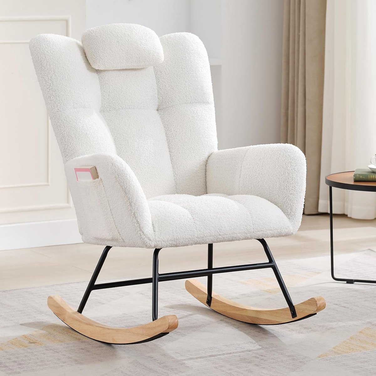 Moderne gestoffeerde schommelstoel voor de kinderkamer of woonkamer – Schommelstoel met hoge rugleuning, gevuld met fleece en een gewatteerde zitting – Gezellige schommelstoel met armleuningen, ideaal om in te lezen – Beige