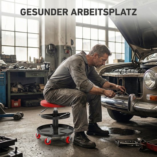 Man in werkpak zit op rode rolkruk naast een auto met open motorkap. Tekst 'GESUNDER ARBEITSPLATZ'.
