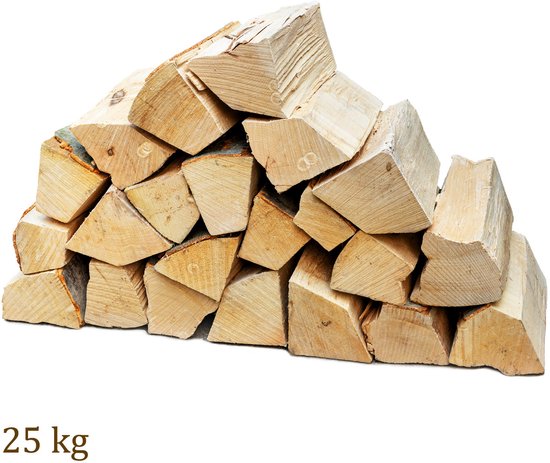 Een stapel brandhout, 25 kg, opgesplitst en klaar voor gebruik in kachels en haarden.