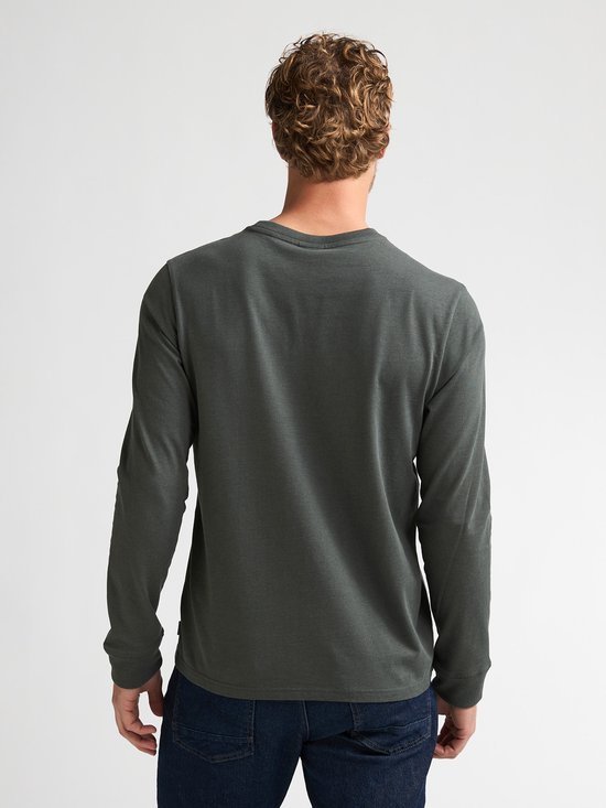 Achterkant van een man met een donkergroene longsleeve.