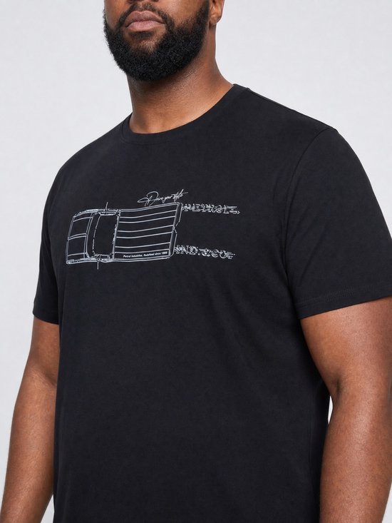 Close-up van een zwarte T-shirt met schematische tekening van een vrachtwagen.