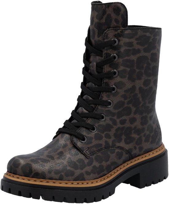 Bruine veterboot met luipaardprint, zwarte veters en dikke zool.