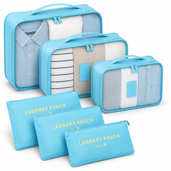 Set van lichtblauwe packing cubes en laundry pouches, deels gevuld met gestreken kleding en opgevouwen handdoeken.