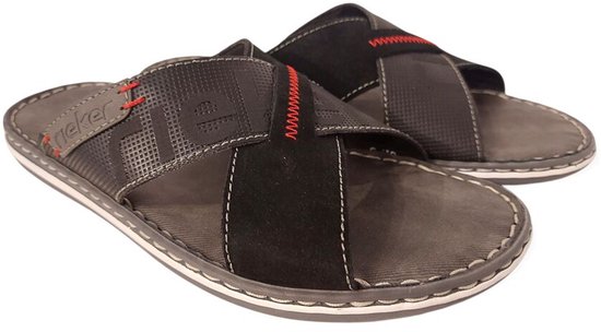 Zwarte Rieker slippers met een zwarte en grijze kruisband, met rode stiksels.