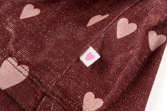 Label met roze hartje op bordeauxrode rok met glitter.