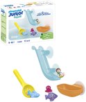 Doos en opstelling van badspeelgoed: gele schep met haai, paarse vis, rode octopus, blauwe glijbaan en oranje bakje. Tekst: "playmobil JUNIOR AQUA".