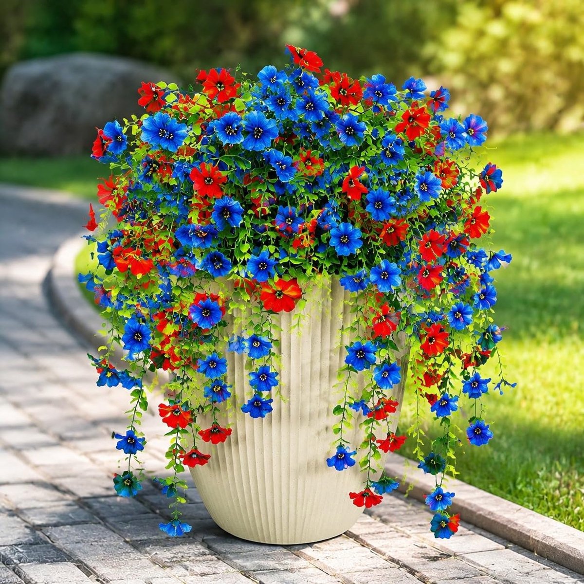 SnelShoppen - Kunstmatige Hangbloemen voor Buiten, 4 Stuks Nep Hangplanten Decoratie, UV-bestendig Faux Zijde Bloem met Eucalyptus Bladeren voor Tuin,
