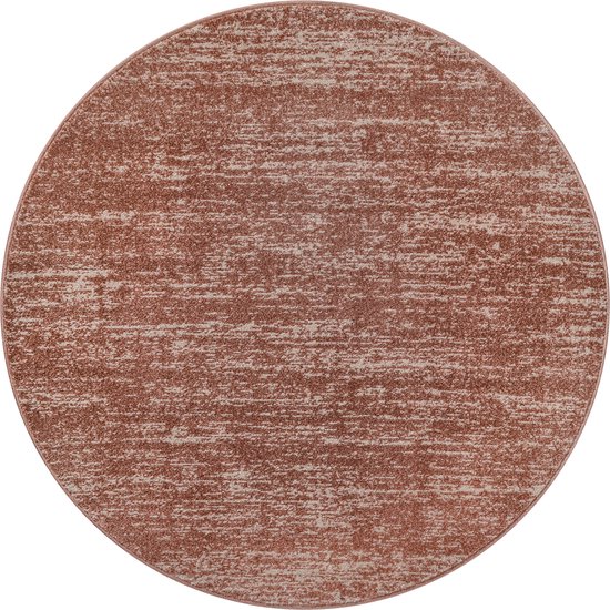 Een terra oranje en crèmekleurig rond vloerkleed, geïsoleerd op een witte achtergrond.