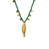 Close-up van een gouden ketting met groene kralen, kleine gouden schijfjes en een gedetailleerde visvormige hanger.