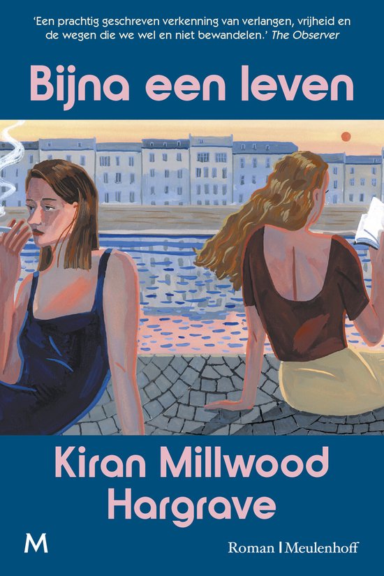 Boekcover 'Bijna een leven' met twee vrouwen, een stad op de achtergrond en een citaat uit The Observer.