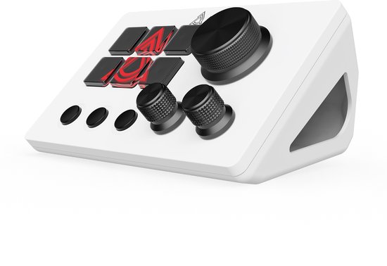 Een wit control paneel met 6 zwarte knoppen, waarvan er twee rode patronen hebben, en drie draaiknoppen. Logo van 'AJAZZ' bovenaan, schuin van voren.