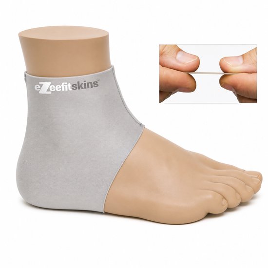 Grijze enkelsok van Ezeefitskins op een mannequinvoet. Een detail toont het ultradunne materiaal tussen twee vingers.