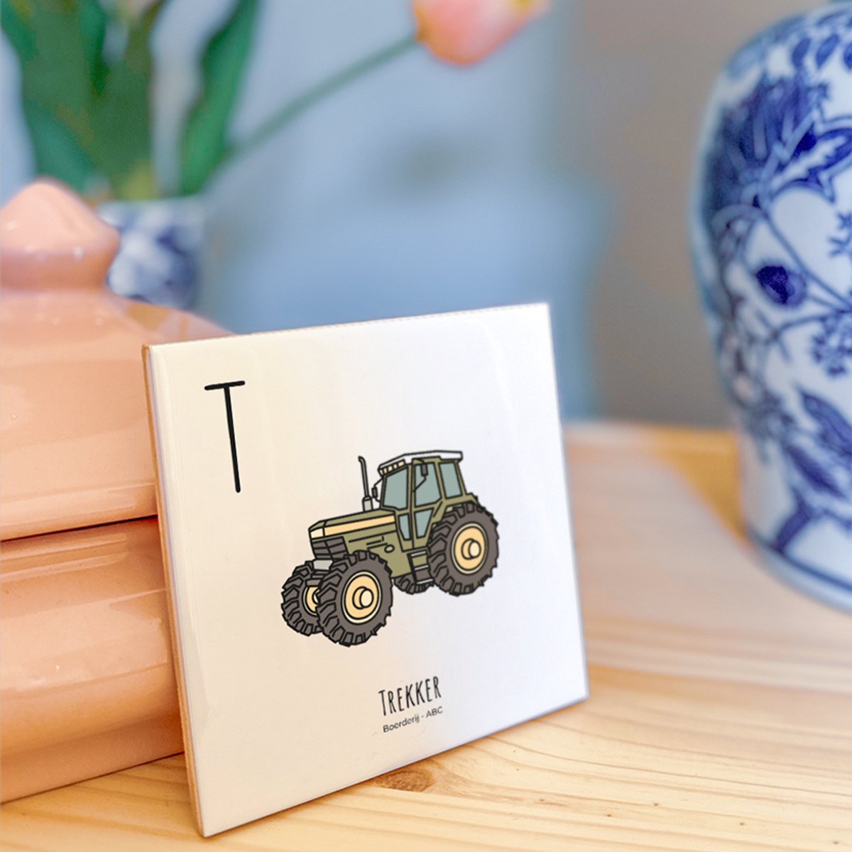 Trekker - ABC tegeltje Boerderij - Keramiek met Handgetekende Illustratie - Wanddecoratie - Woondecoratie - Relatiegeschenk - Souvenir - 10,8 x 10,8 cm
