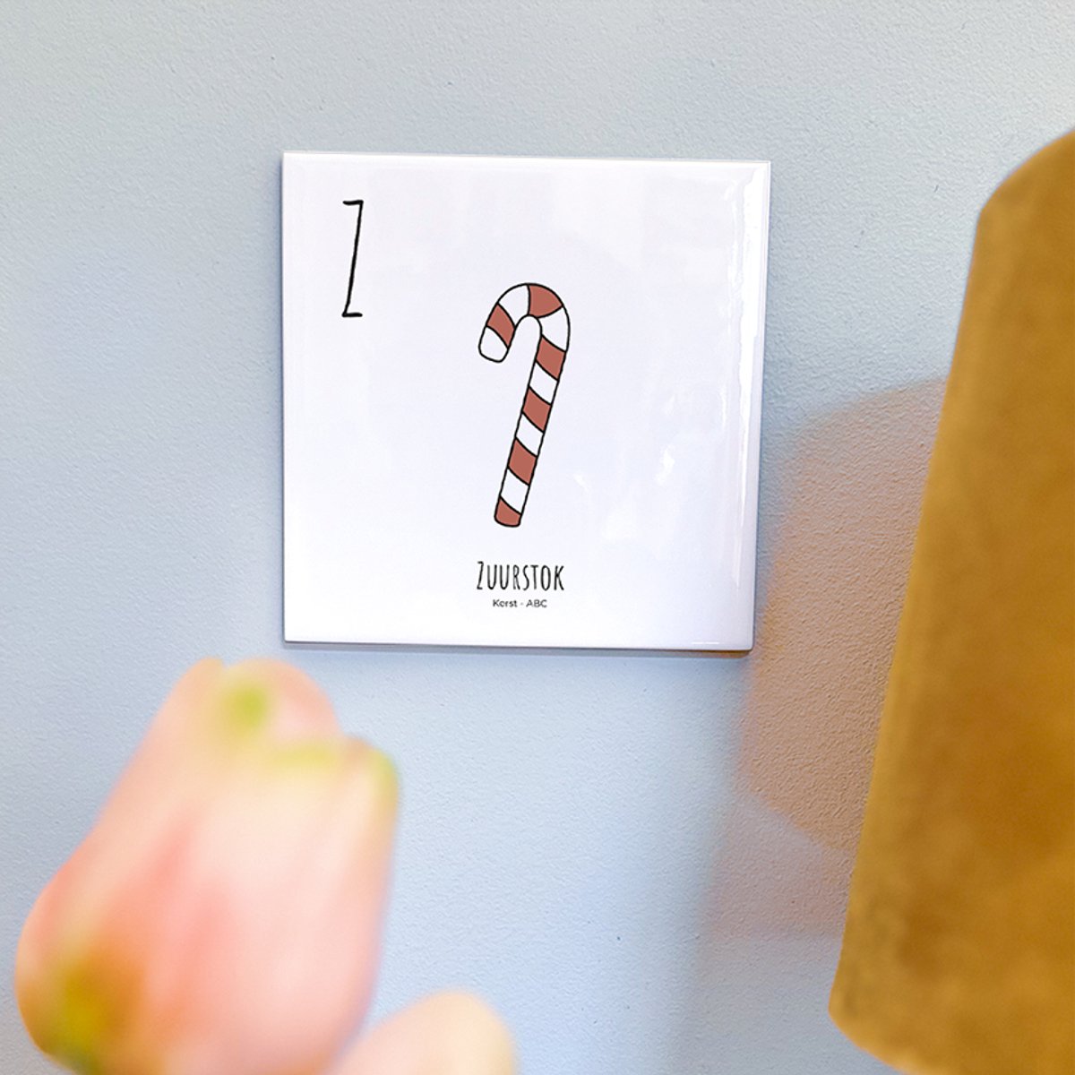 Zuurstok - ABC tegeltje Kerst - Keramiek met Handgetekende Illustratie - Wanddecoratie - Woondecoratie - Relatiegeschenk - Souvenir - 10,8 x 10,8 cm