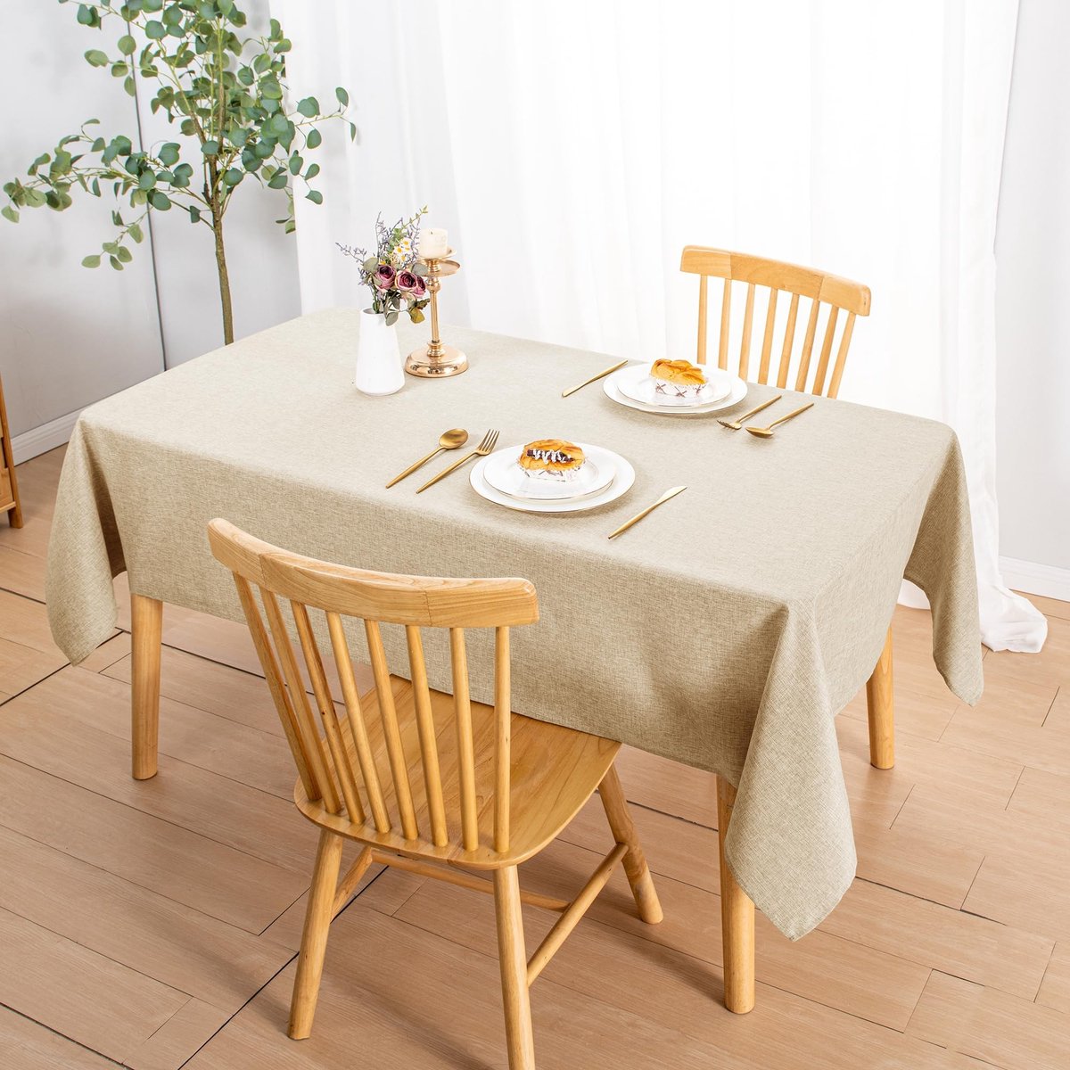 Omgoods - Beige Tafelkleed Waterafstotend 135 x 240 cm