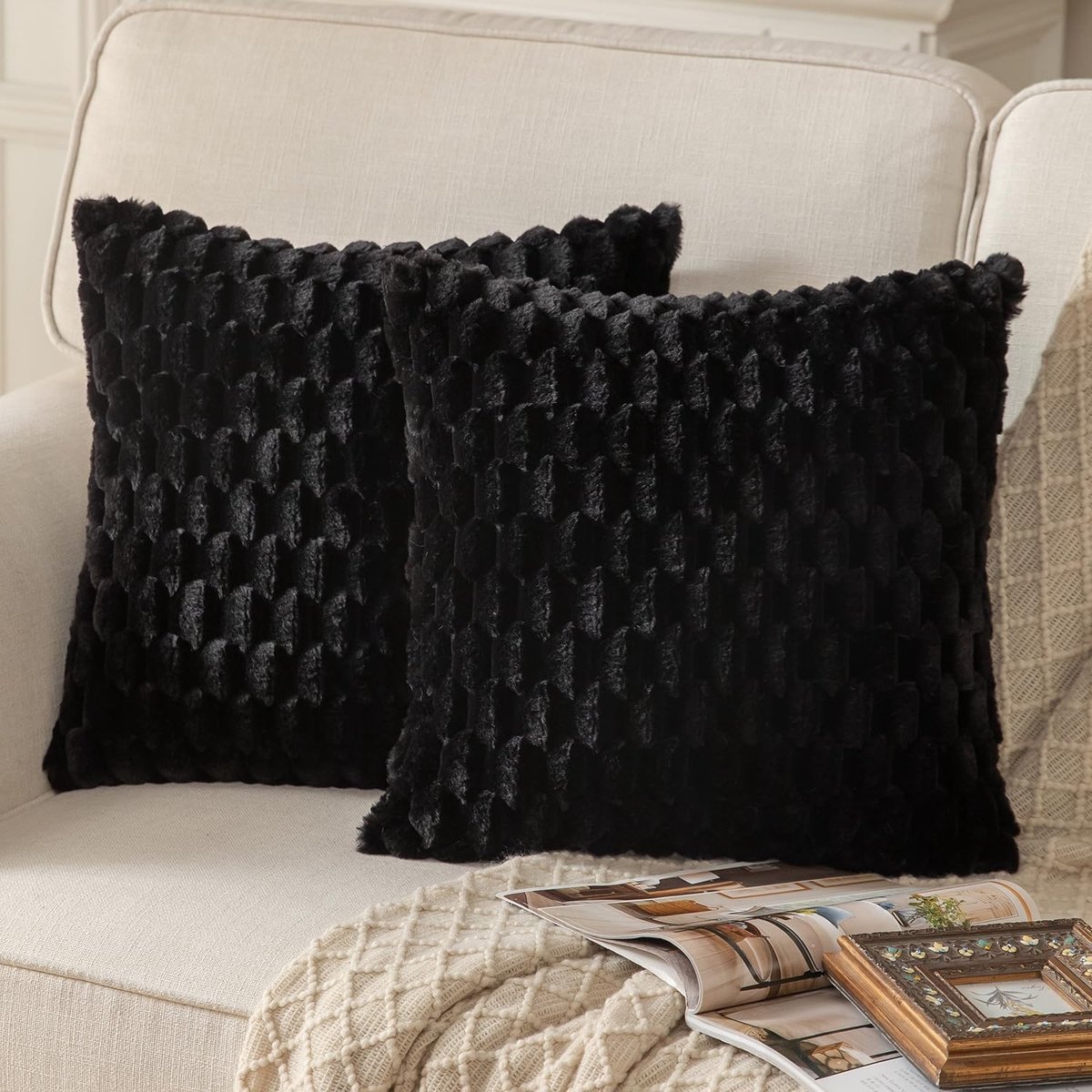 Omgoods - Set van 2 Zwarte Fluffy Decoratieve Kussenhoezen 40 x 40 cm