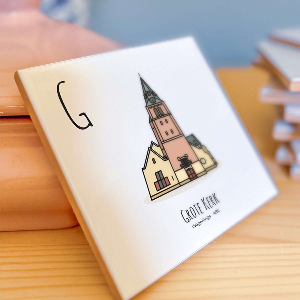 Grote Kerk - ABC tegeltje Wageningen - Keramiek met Handgetekende Illustratie - Wanddecoratie - Woondecoratie - Relatiegeschenk - Souvenir - 10,8 x 10,8 cm