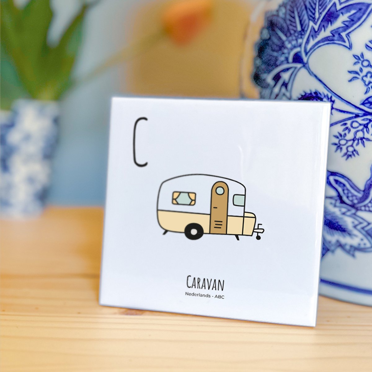 Caravan - ABC tegeltje Nederland - Keramiek met Handgetekende Illustratie - Wanddecoratie - Woondecoratie - Relatiegeschenk - Souvenir - 10,8 x 10,8 cm