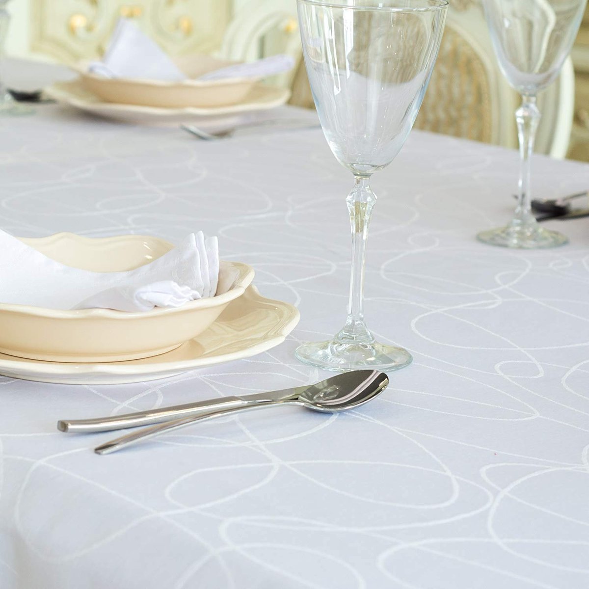 Omgoods - Luxe Witte Tafelkleed met Anti-vlek Behandeling - Grote Maat