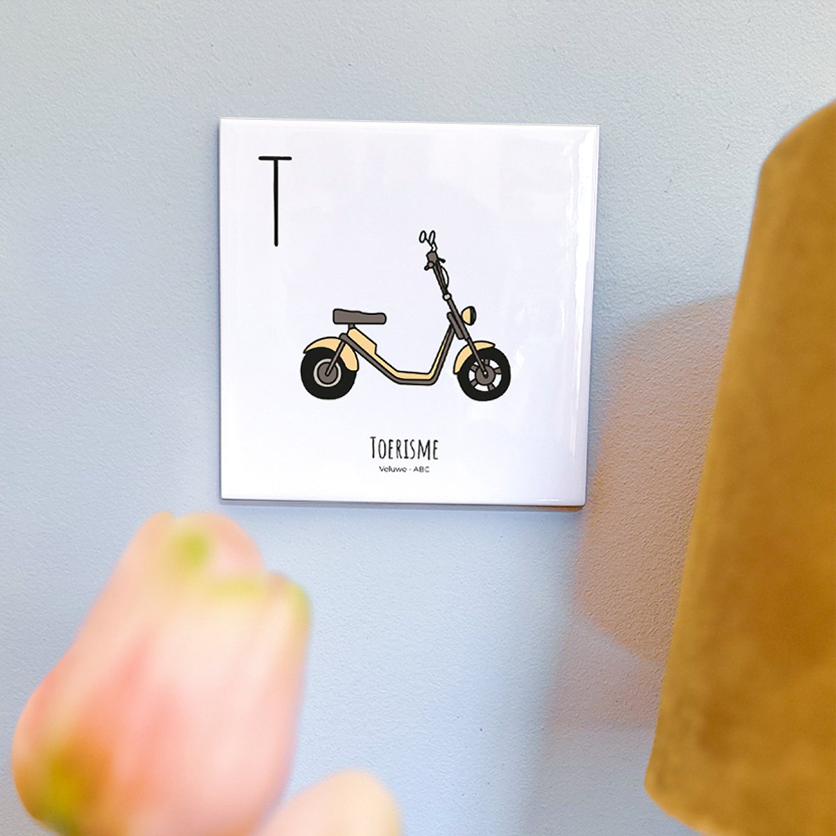 Toerisme - ABC tegeltje Veluwe - Keramiek met Handgetekende Illustratie - Wanddecoratie - Woondecoratie - Relatiegeschenk - Souvenir - 10,8 x 10,8 cm