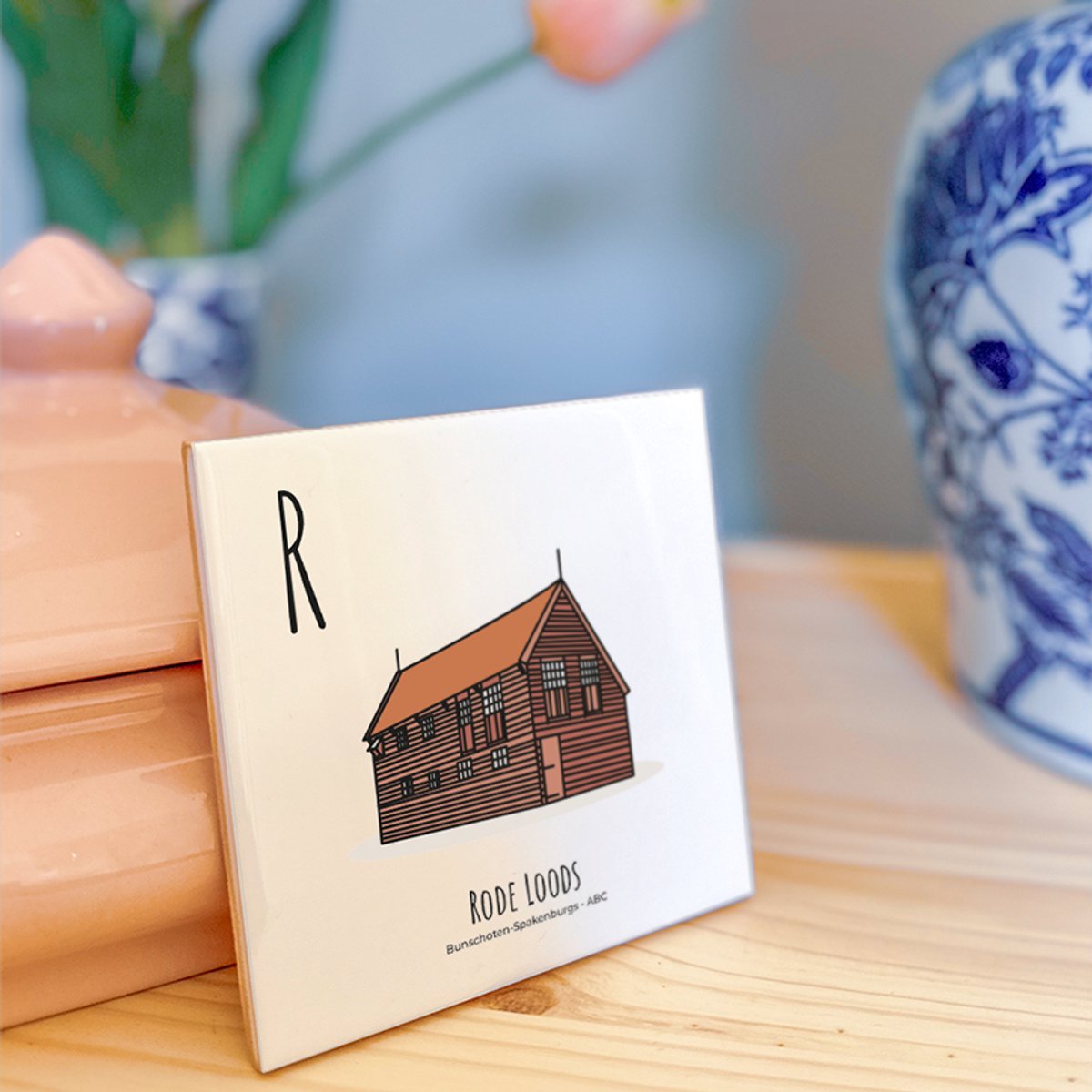 Rode Loods - ABC tegeltje Bunschoten-Spakenburg - Keramiek met Handgetekende Illustratie - Wanddecoratie - Woondecoratie - Relatiegeschenk - Souvenir - 10,8 x 10,8 cm