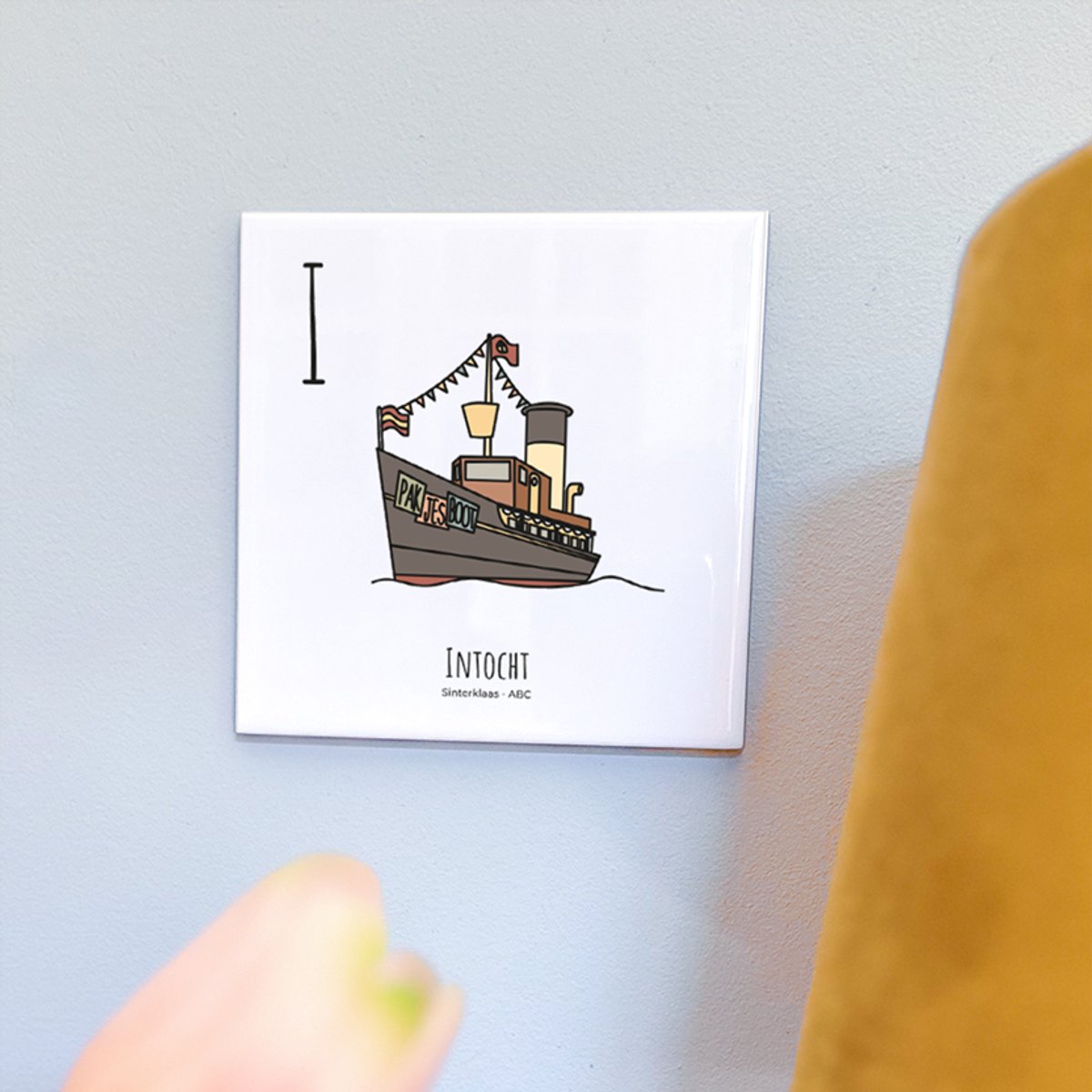 Intocht - ABC tegeltje Sinterklaas - Keramiek met Handgetekende Illustratie - Wanddecoratie - Woondecoratie - Relatiegeschenk - Souvenir - 10,8 x 10,8 cm